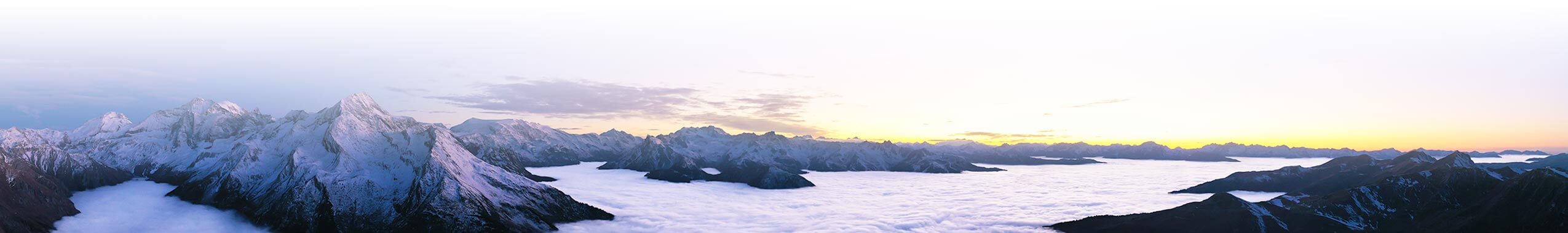 Vue panoramique au crépuscule sur les montagnes au-dessus des nuages.